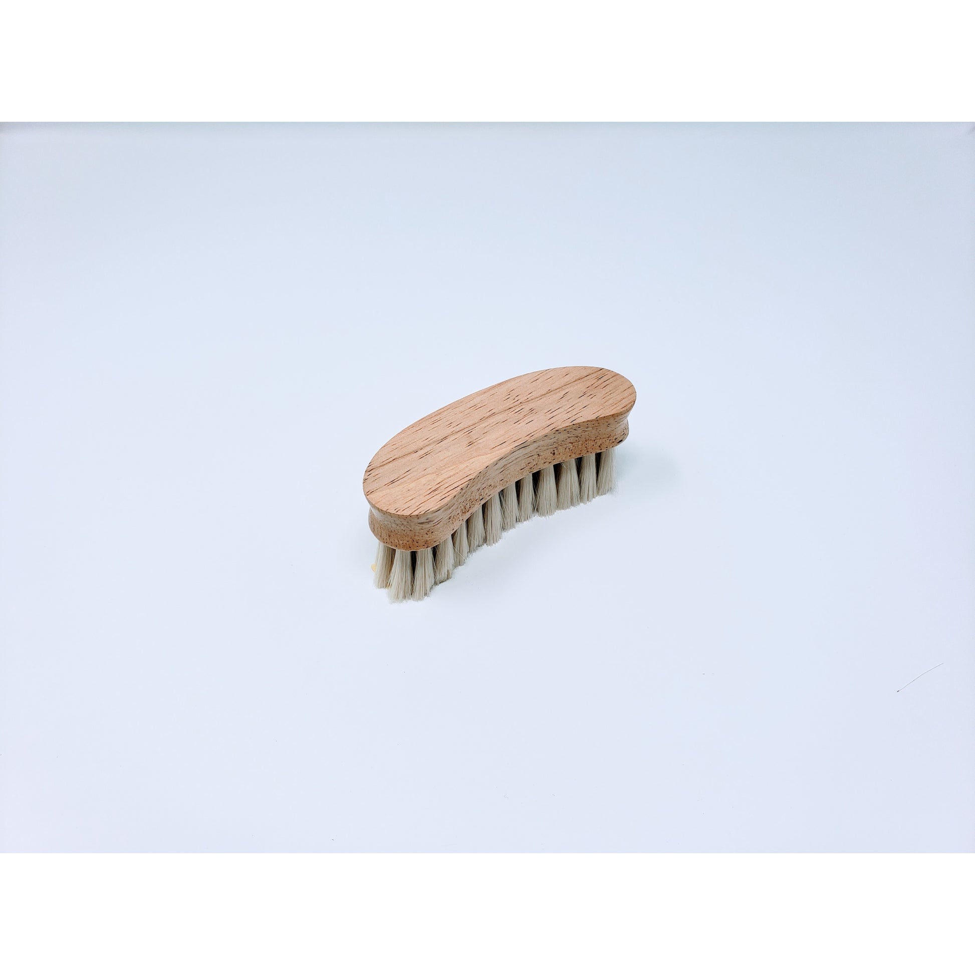 Legends Bright White Synthetic Bright Dawn Goat Hair Crescent Face Brush
